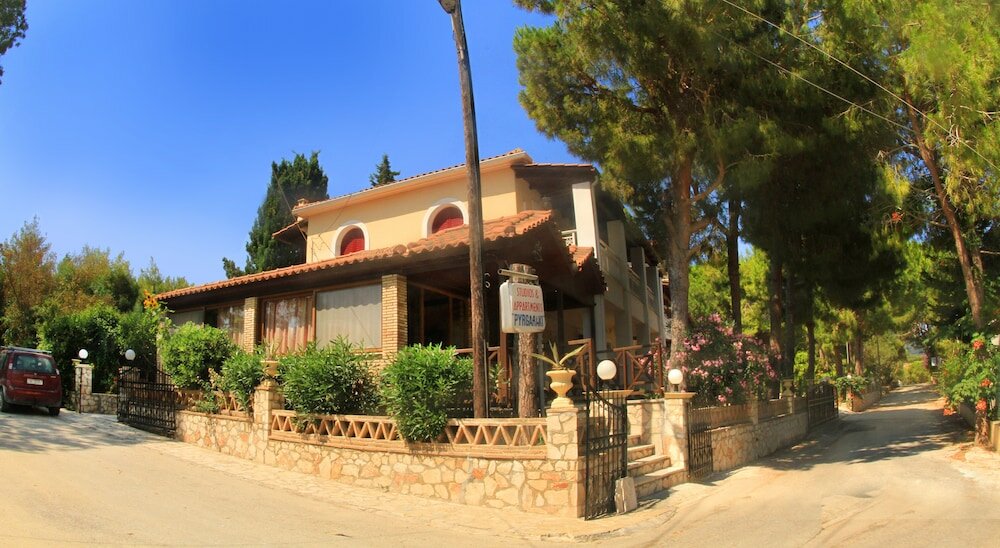 Фото Pyrgaraki Studios and Apartments