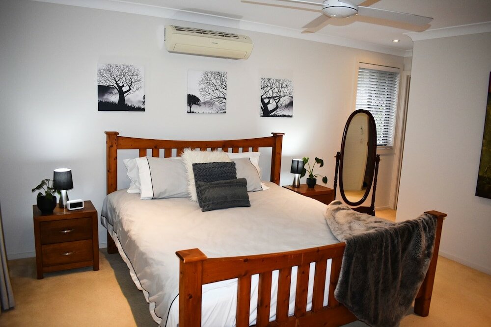 Фото Large House with Pool