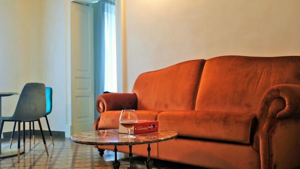 Фото Scene Suites Apartments