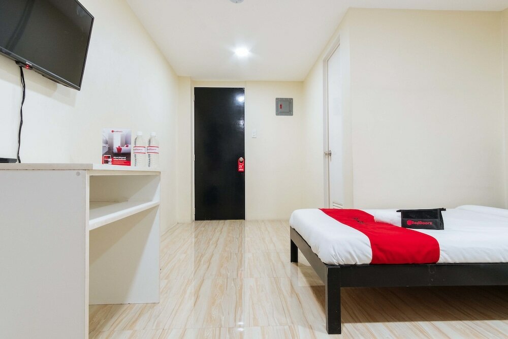 Фото RedDoorz @ University Belt Manila