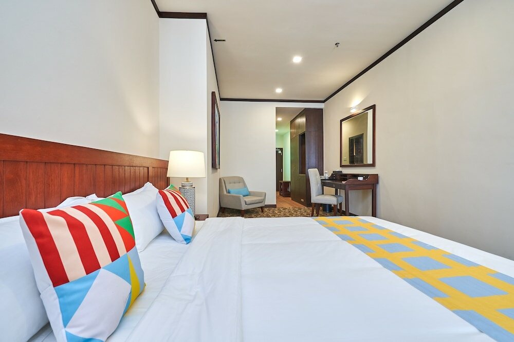 Фото Oyo Home 44077 The Platinum Hotel & Suites- King