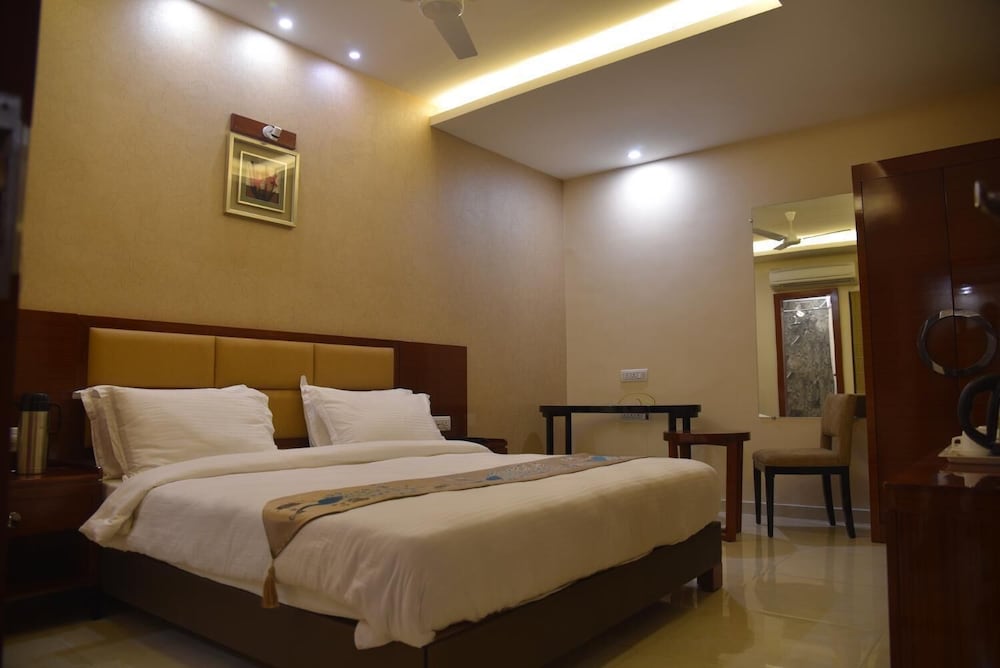 Фото Raghu Mahal Hotel