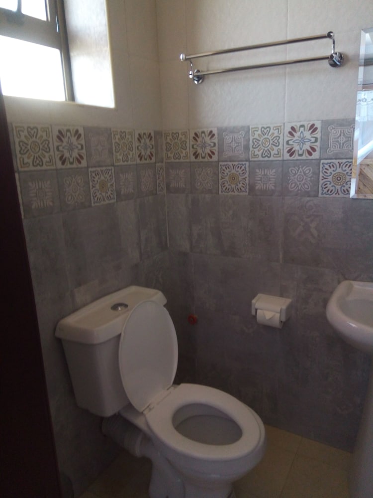 Фото Emmaus Guest House