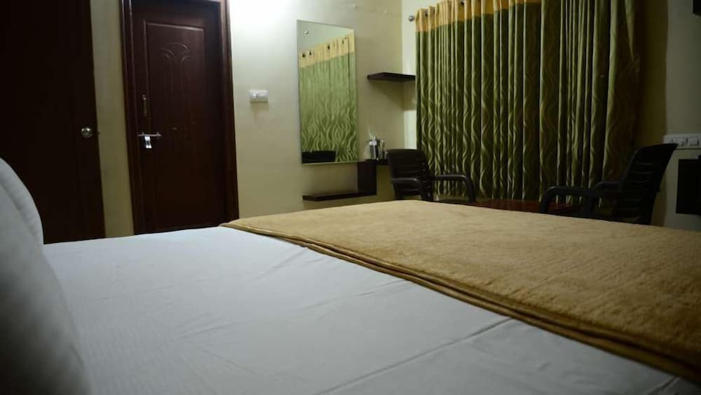 Фото Hotel Maruthi Residency Inn