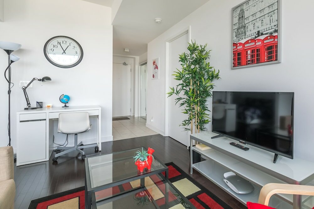 Фото Skytrees Condos at Union Station