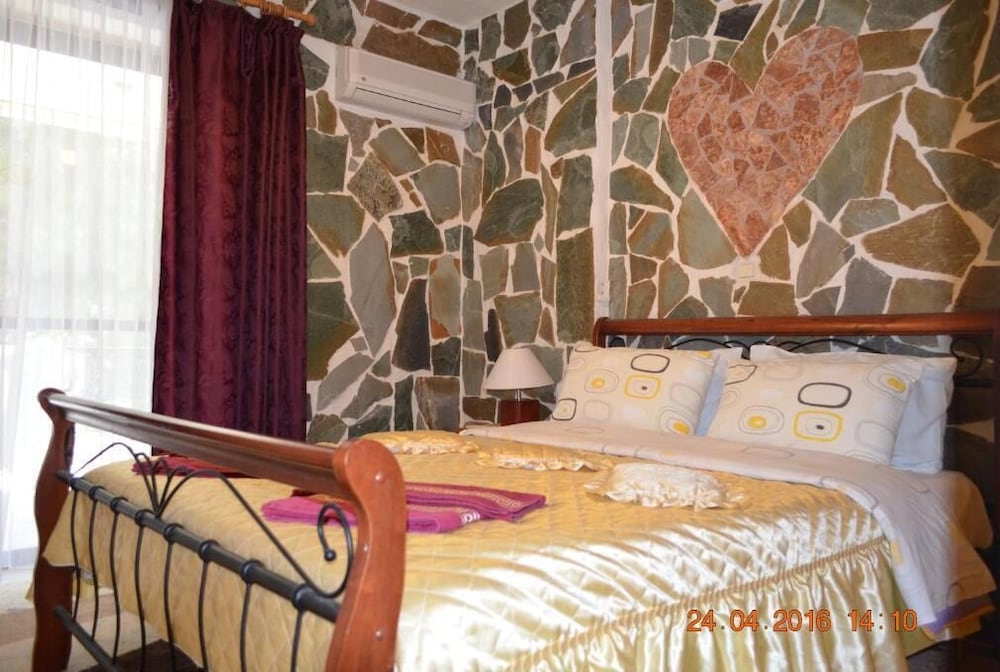 Фото Apartments Zoumperi