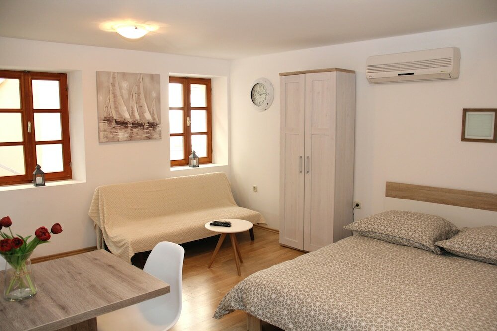 Фото Old Theatre Rooms and Apartments