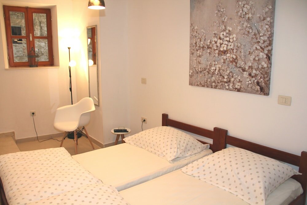 Фото Old Theatre Rooms and Apartments