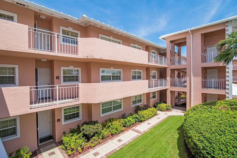 Фото The Colonial Club, Oceanfront Condos