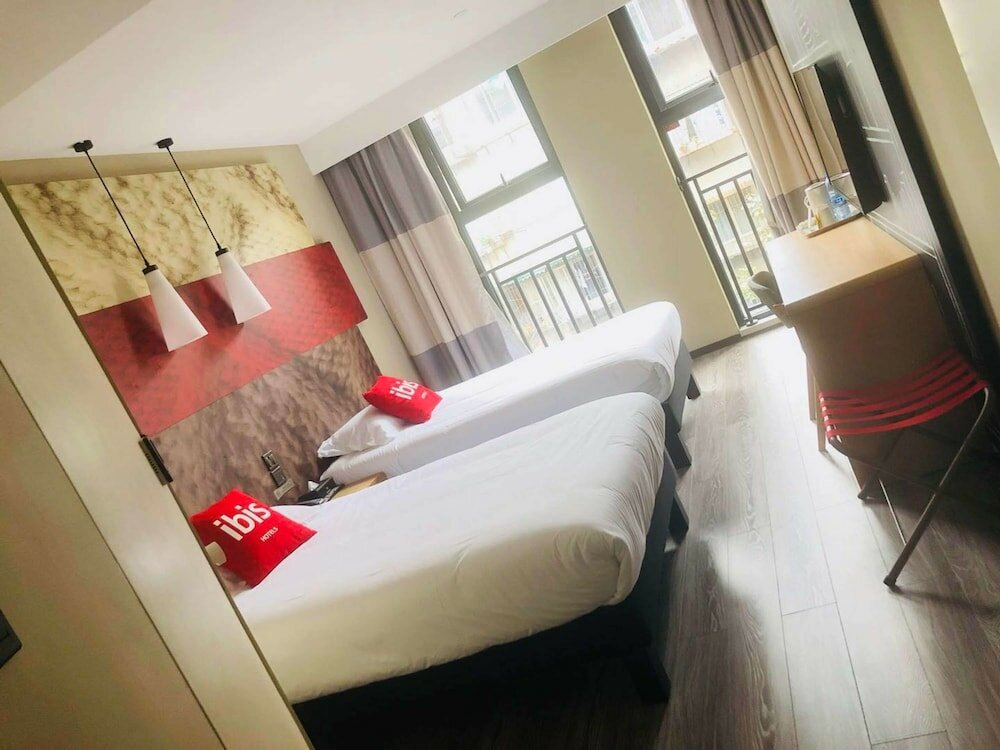 Фото Ibis Chengdu East Railway Station Hotel