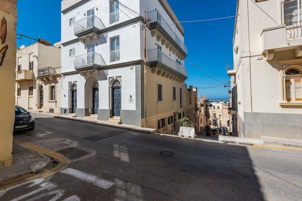 Фото Yellow Pearl Apartments