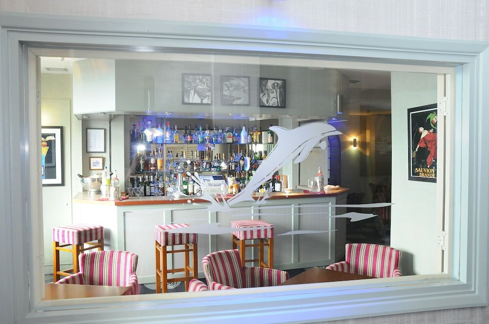 Фото The Dolphin Hotel