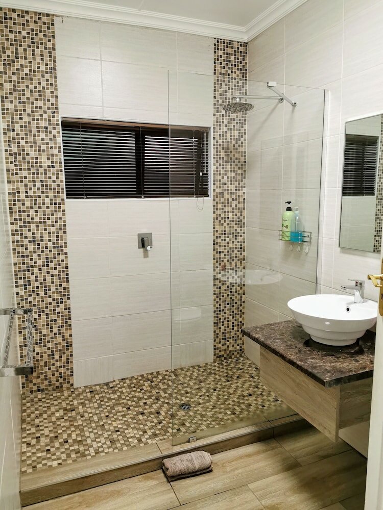 Фото Aerotropolis Guest Lodge