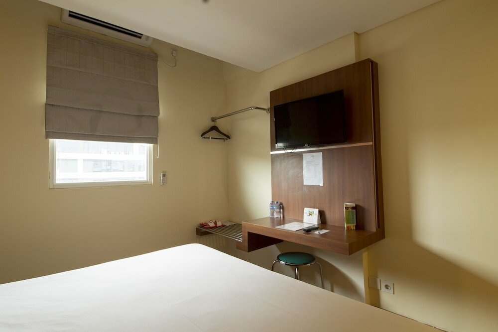 Фото RedDoorz near Kota Tua