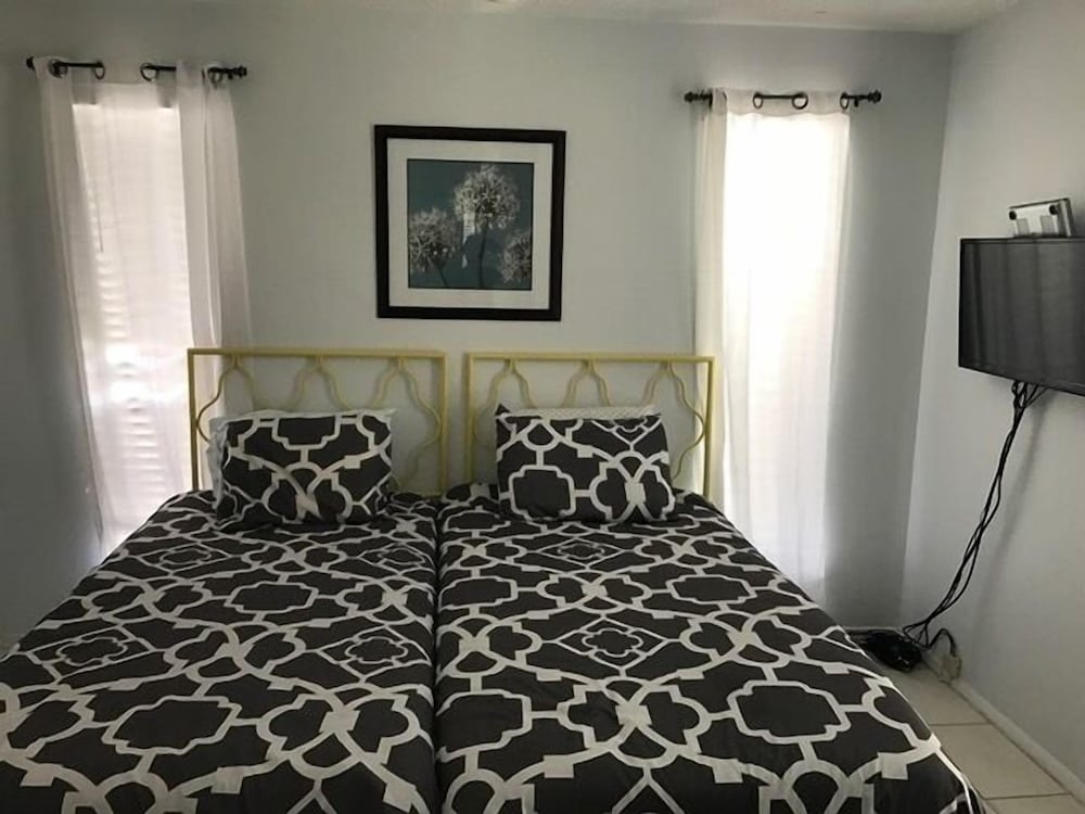 Фото Salty Bungalow Madison