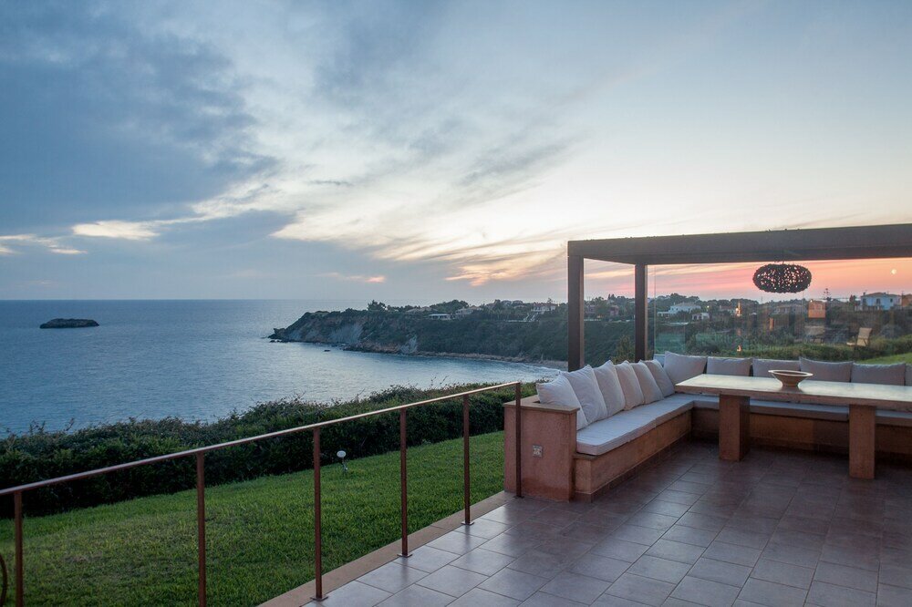 Фото Absolute Villa by Stylish Stays