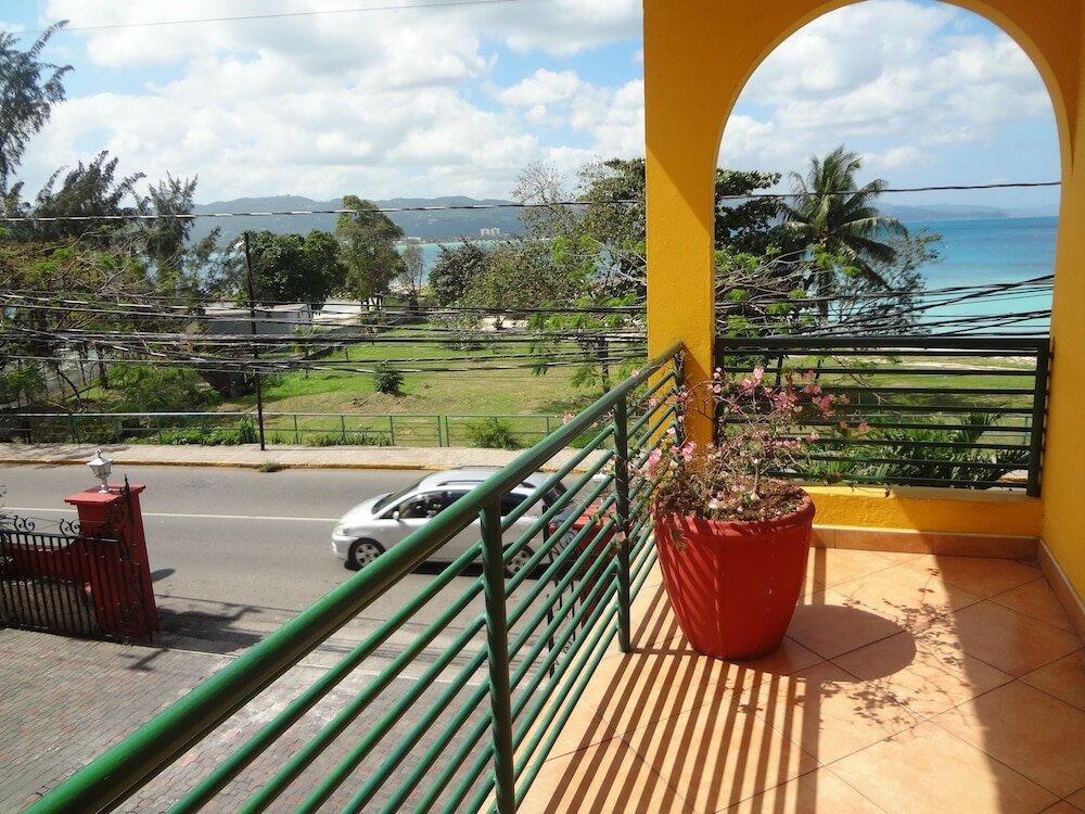 Фото Altamont West Hotel