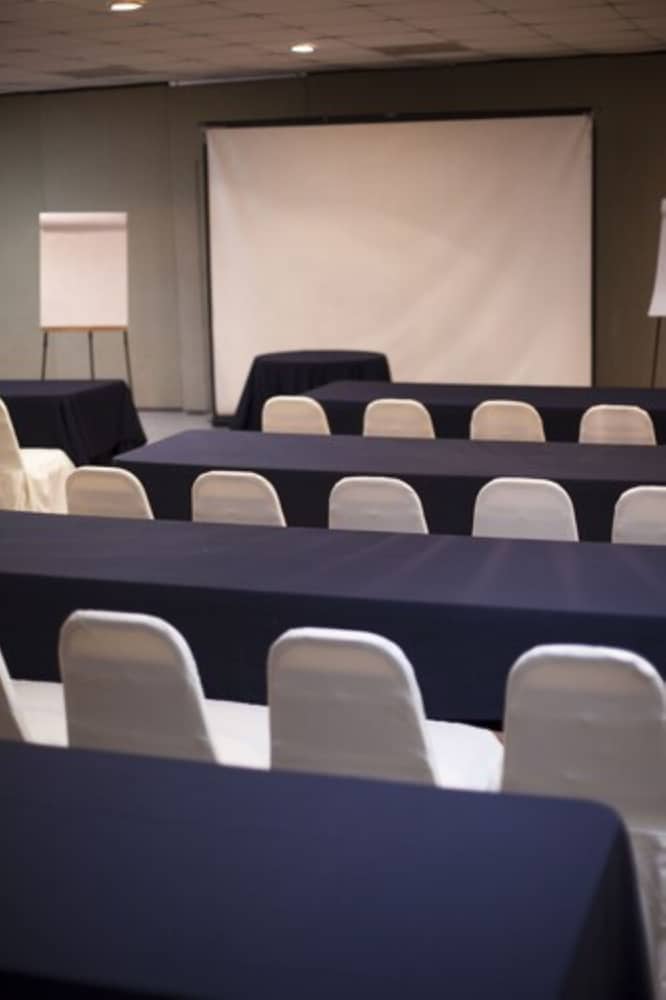 Фото Hotel El Camino Inn & Suites