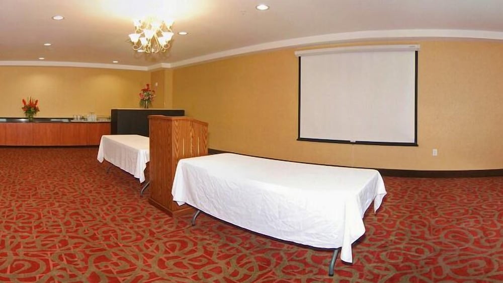 Фото Quality Suites Near Cedar Creek Lake