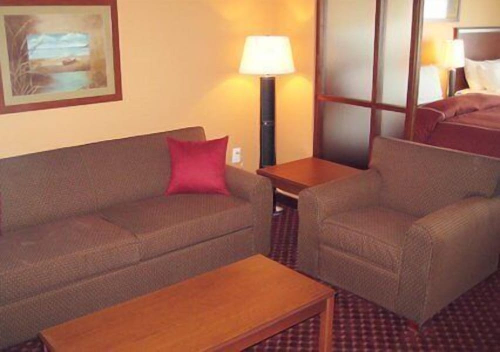 Фото Quality Suites Near Cedar Creek Lake