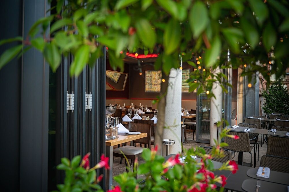 Фото Qube Hotel Bergheim