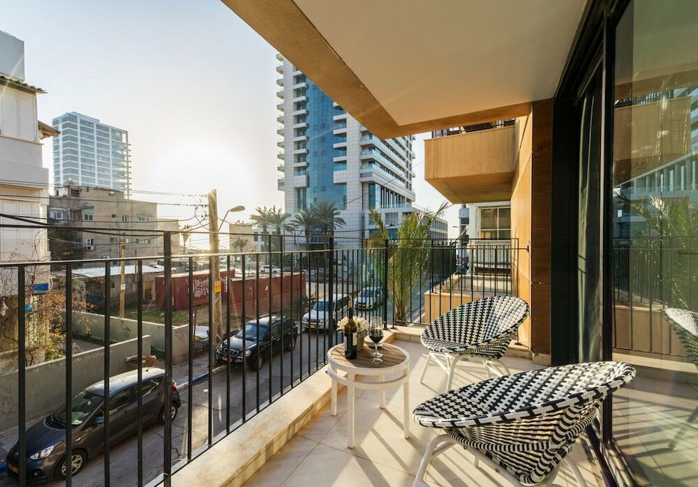 Фото Mr. Promenade - by Tlv2go