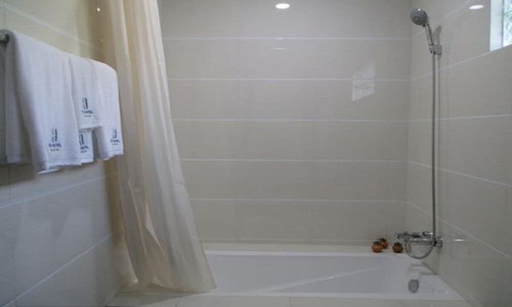 Фото Wh Hotel Thanlyin