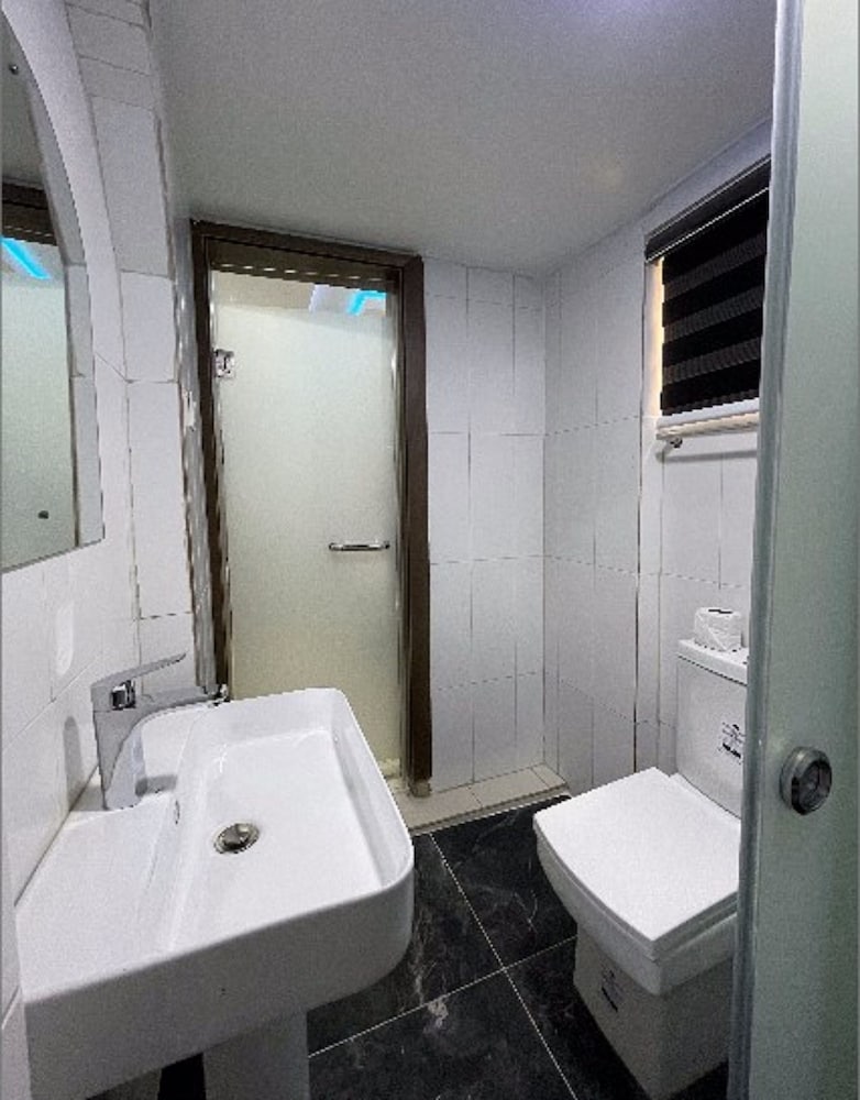 Фото Charlies Place And Suite