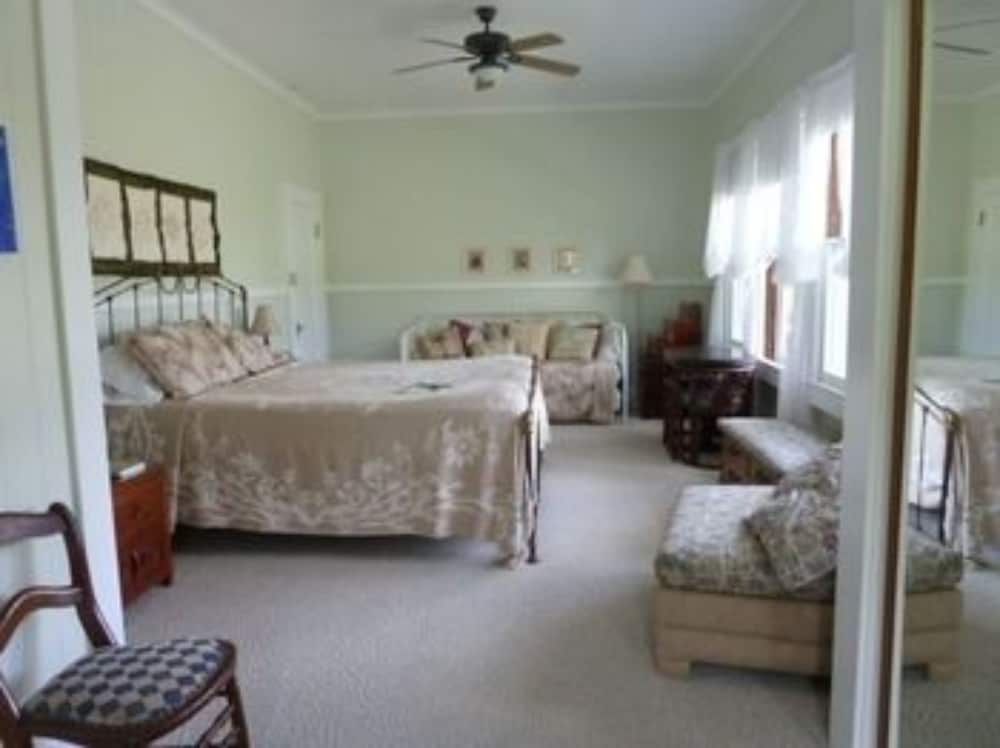 Фото Old Hawaiian B and B