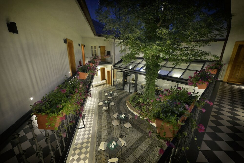 Фото Hotel At the White Lily