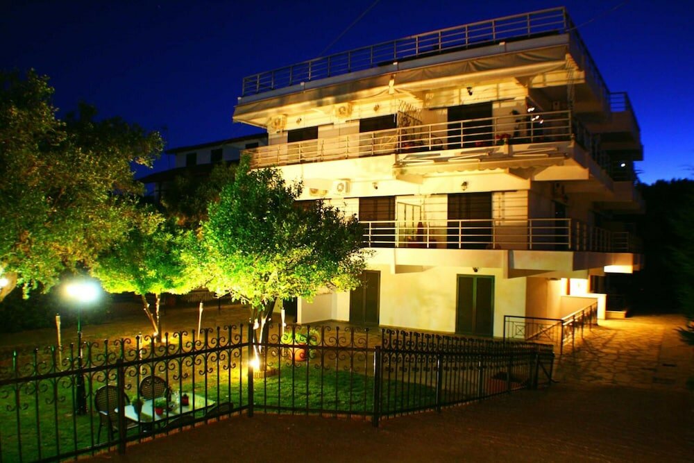 Фото Salonikiou Beach Deluxe Apartments