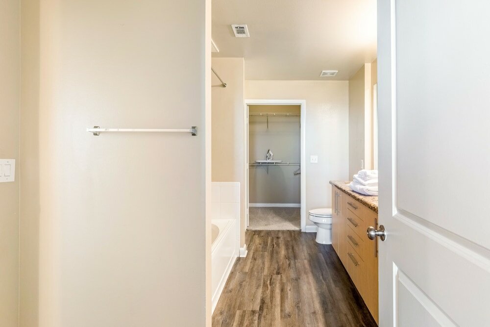 Фото Executive Suite With Pool & Gym