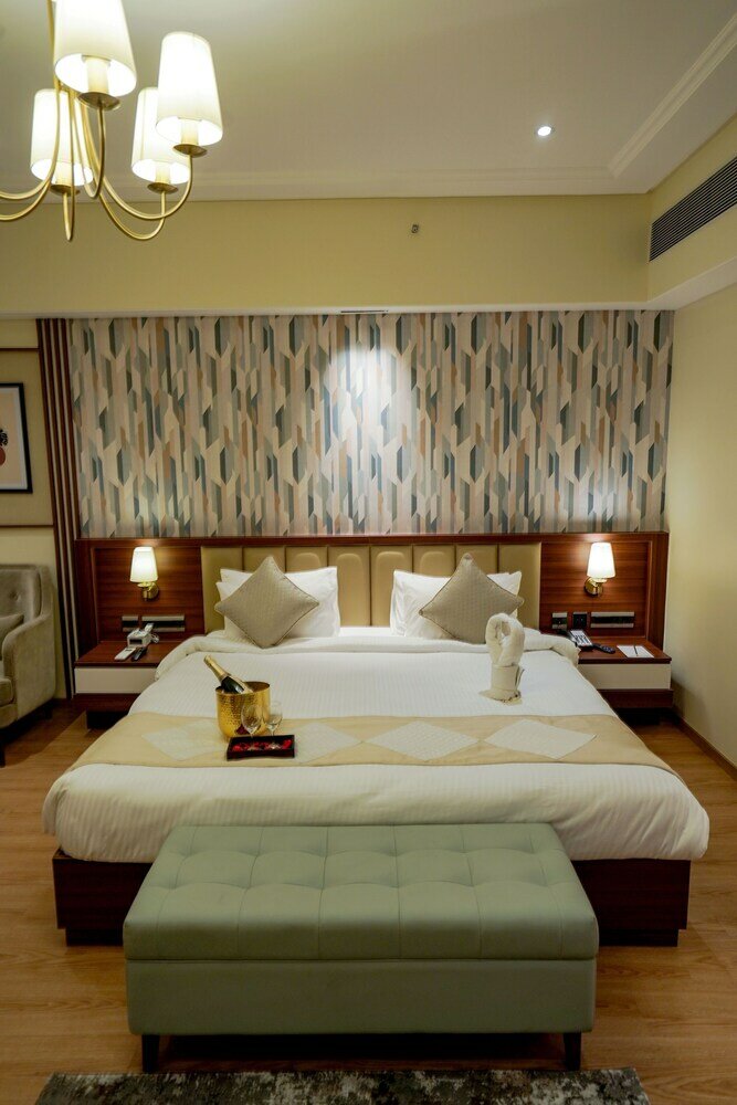 Фото M2 Square by Monday Premium