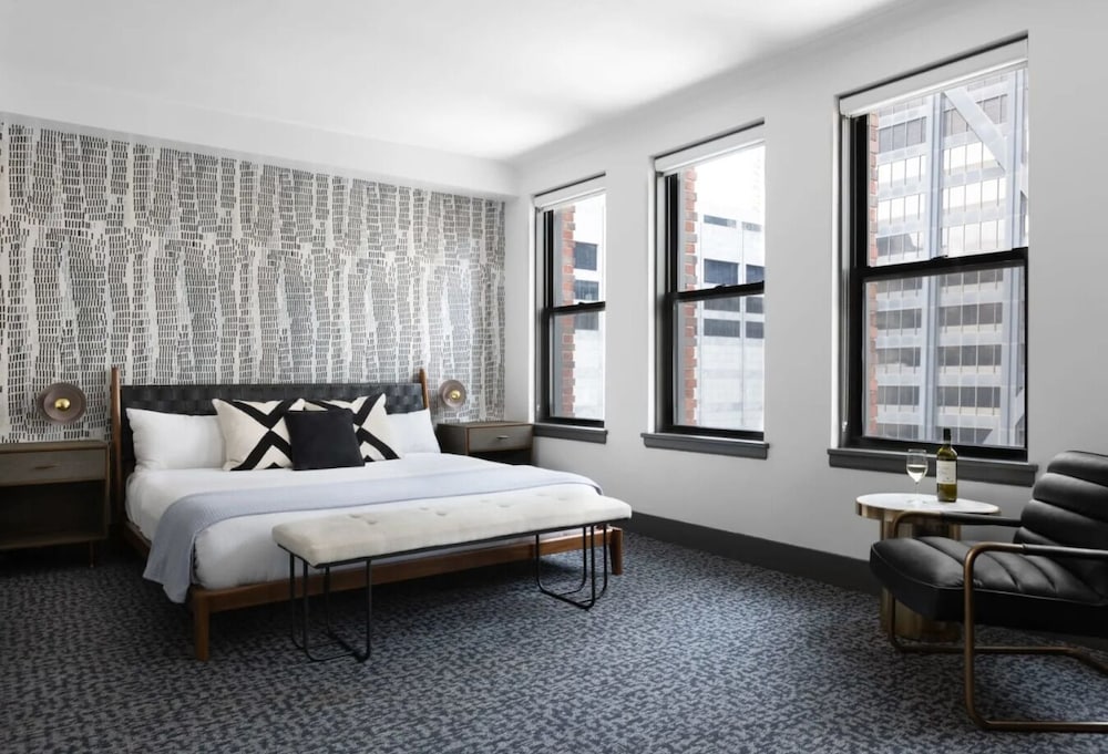 Фото Magnificent Mile Suites