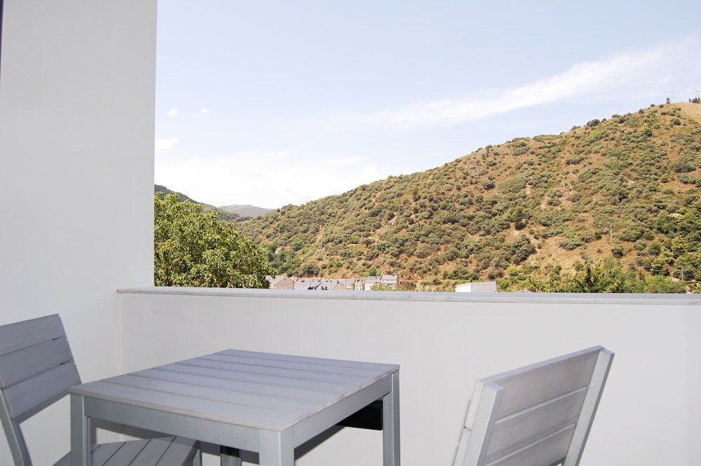 Фото Hostal Tres Campanas