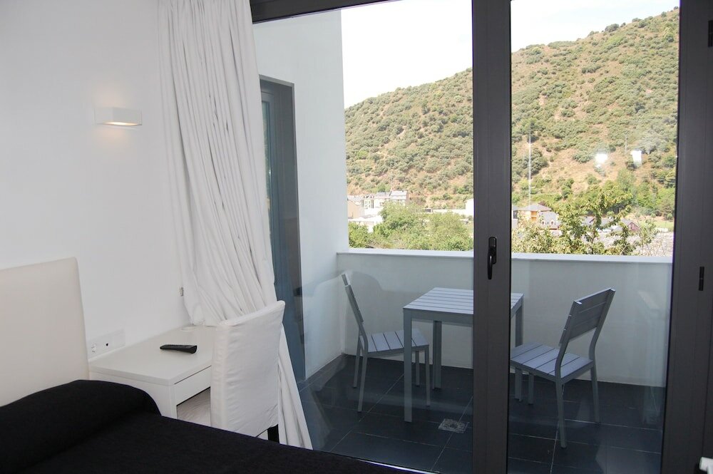 Фото Hostal Tres Campanas