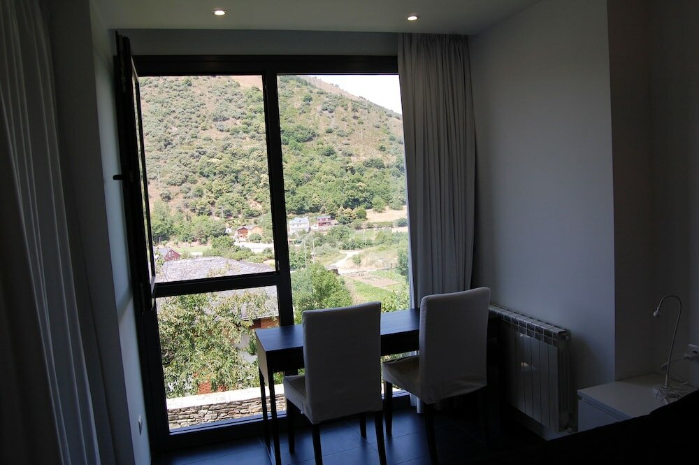 Фото Hostal Tres Campanas