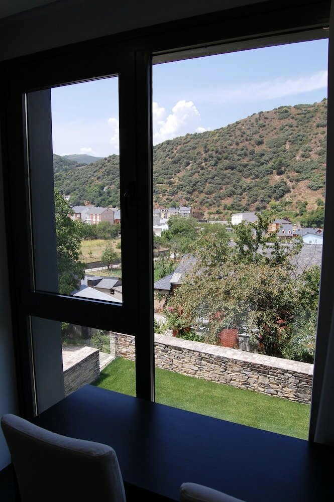 Фото Hostal Tres Campanas