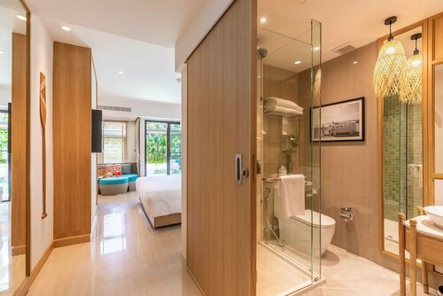 Гостиница Outrigger Surin Beach Resort на пляже Сурин