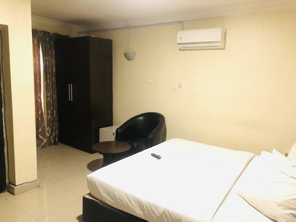 Фото Mayors & Diplomat Suites Opebi