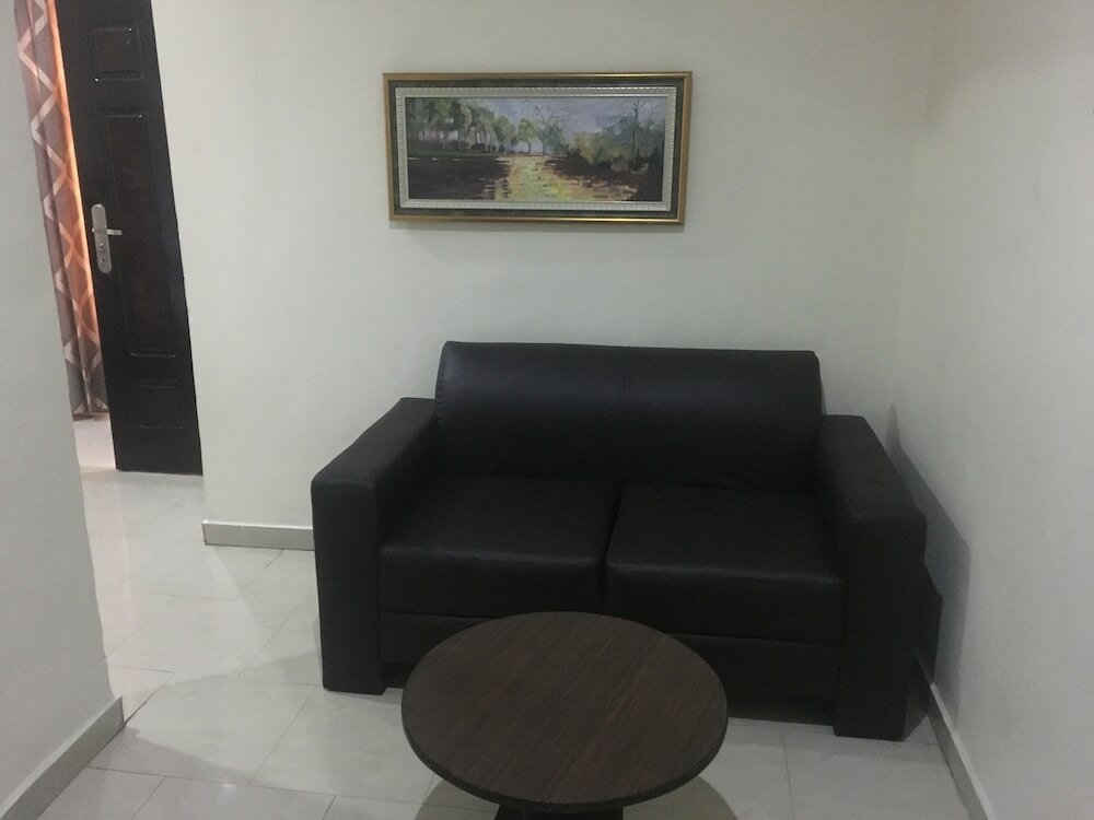 Фото Mayors & Diplomat Suites Opebi