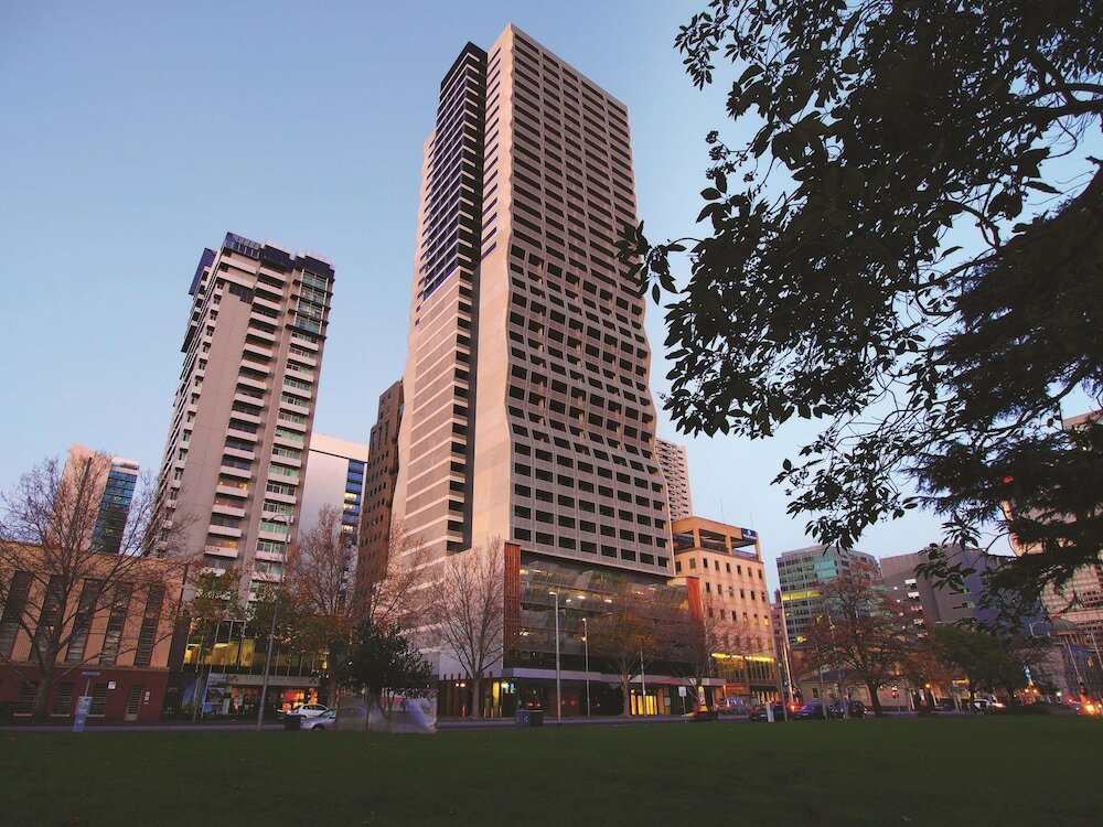 Фото Oaks Melbourne on William Suites