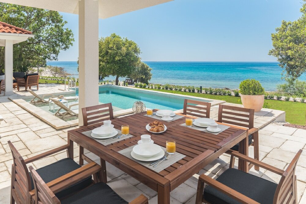 Фото Luxury Beach Villas Porto Bus