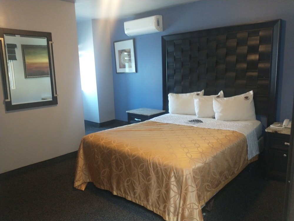 Фото Hotel Suites Royal