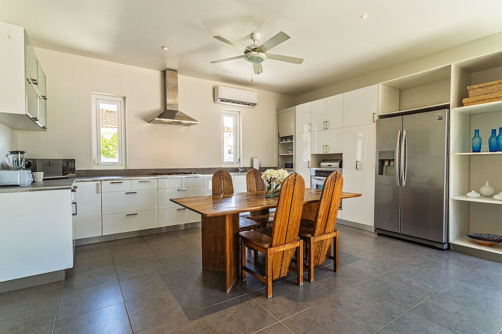 Фото Stunning Modern Home, Near Beaches Full Ac