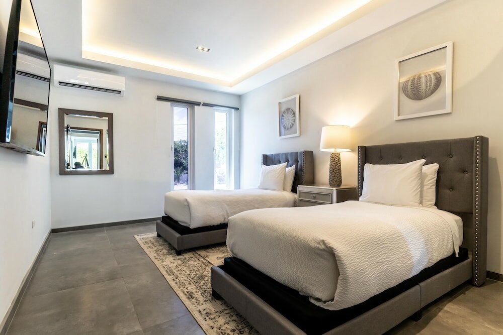 Фото Grand Modern Villa 6-bedroom! Brand New! Heated Jacuzzi!