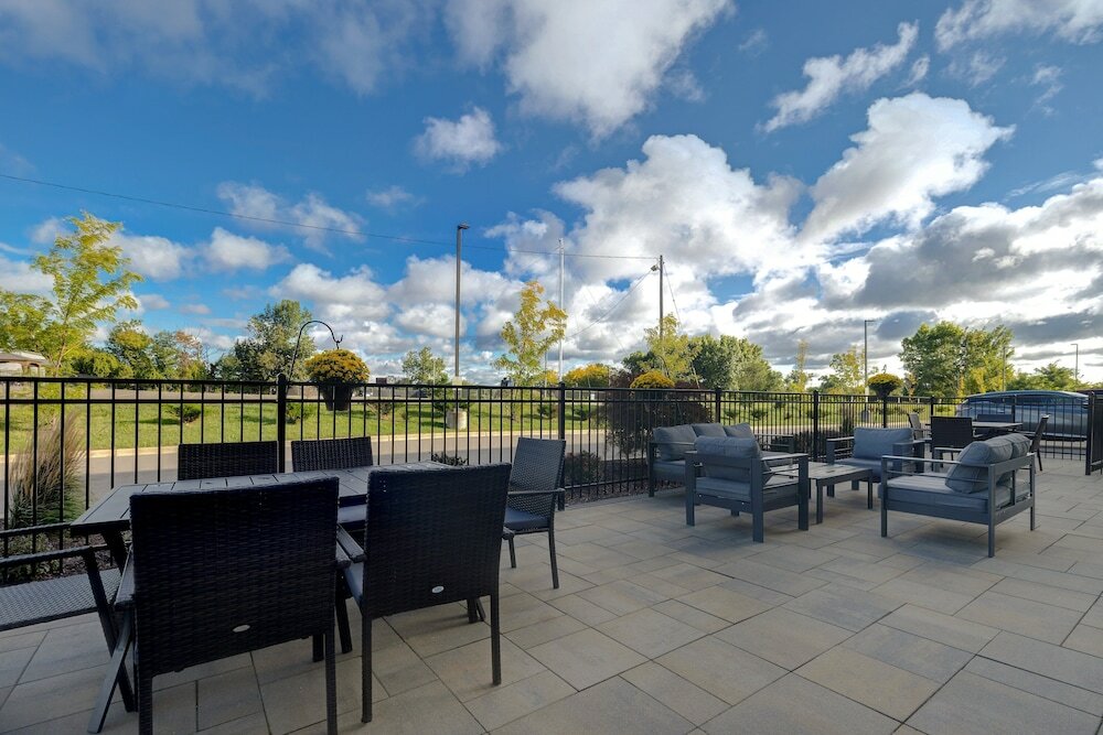 Фото Holiday Inn Express And Suites Detroit Dearborn, an Ihg Hotel