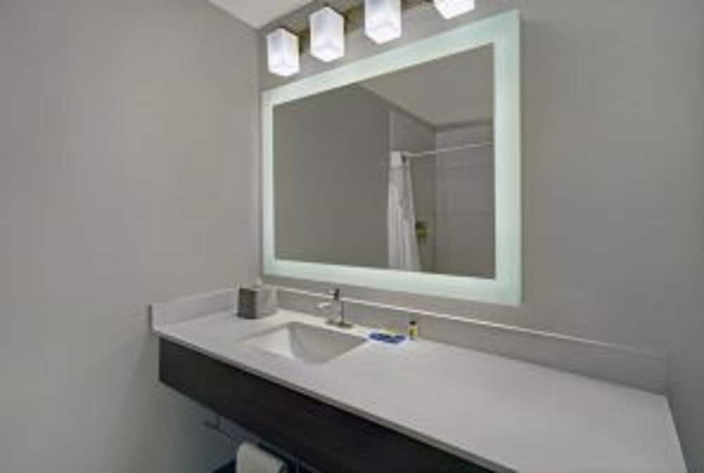 Фото Holiday Inn Express And Suites Detroit Dearborn, an Ihg Hotel