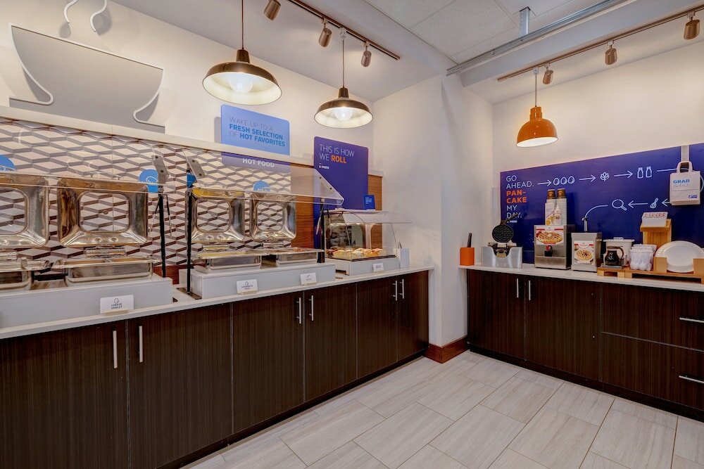 Фото Holiday Inn Express And Suites Detroit Dearborn, an Ihg Hotel