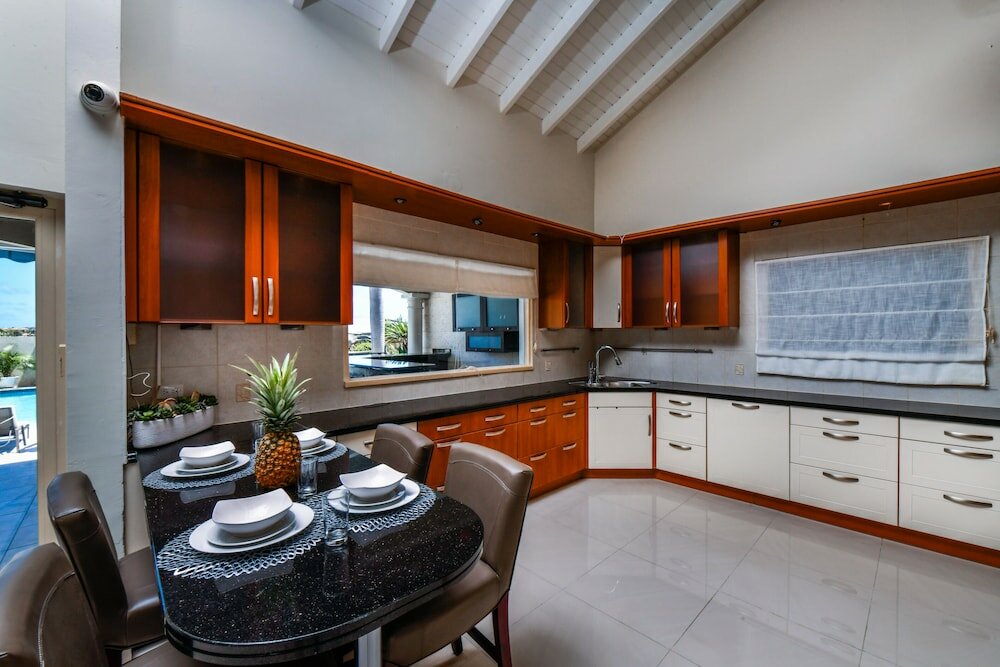 Фото Massive Oceanfront Villa - SPA - Sauna - Gameroom - Malmok!